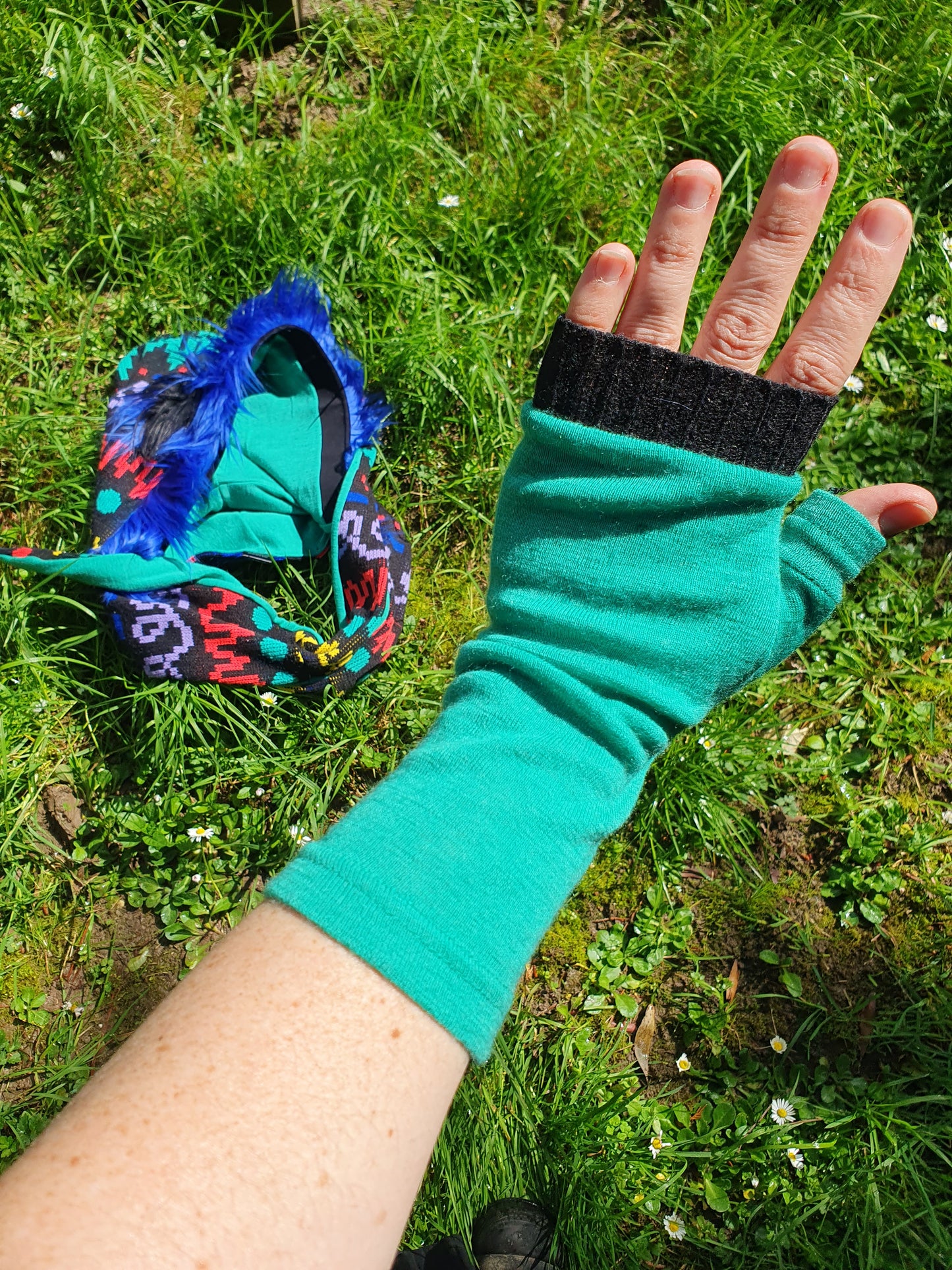 Funky 1980s knit Hooded Scarf & Gloves