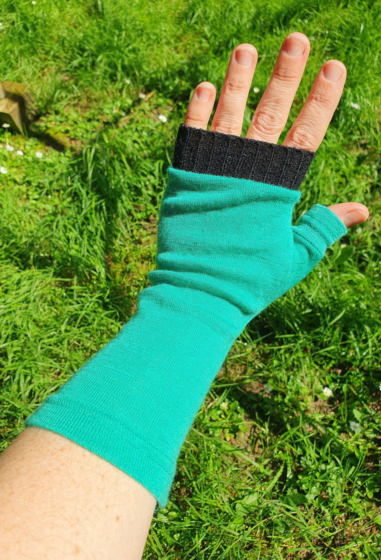 Funky 1980s knit Hooded Scarf & Gloves