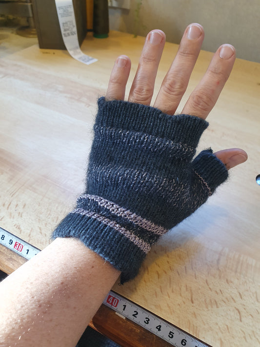 Merino possum gloves (defect)